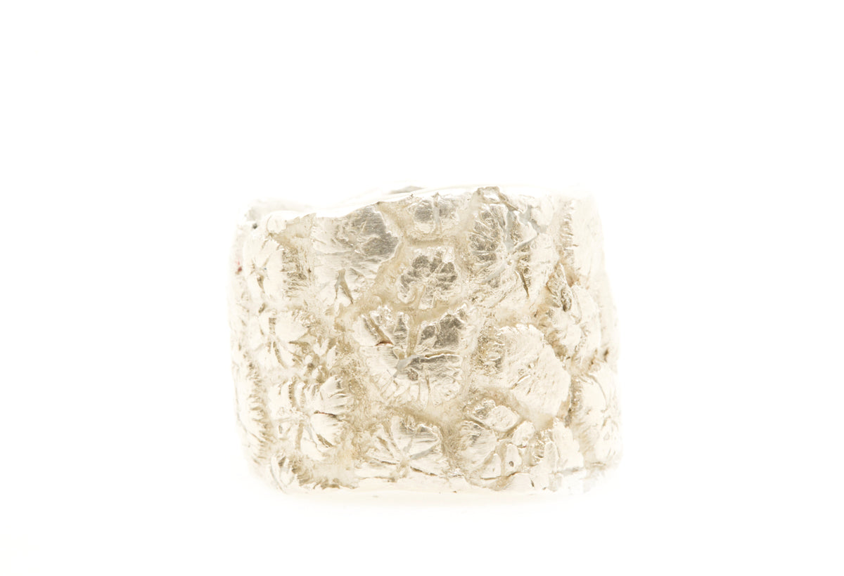 Handgemaakte en fairtrade brede zilveren ring met koraalpatroon