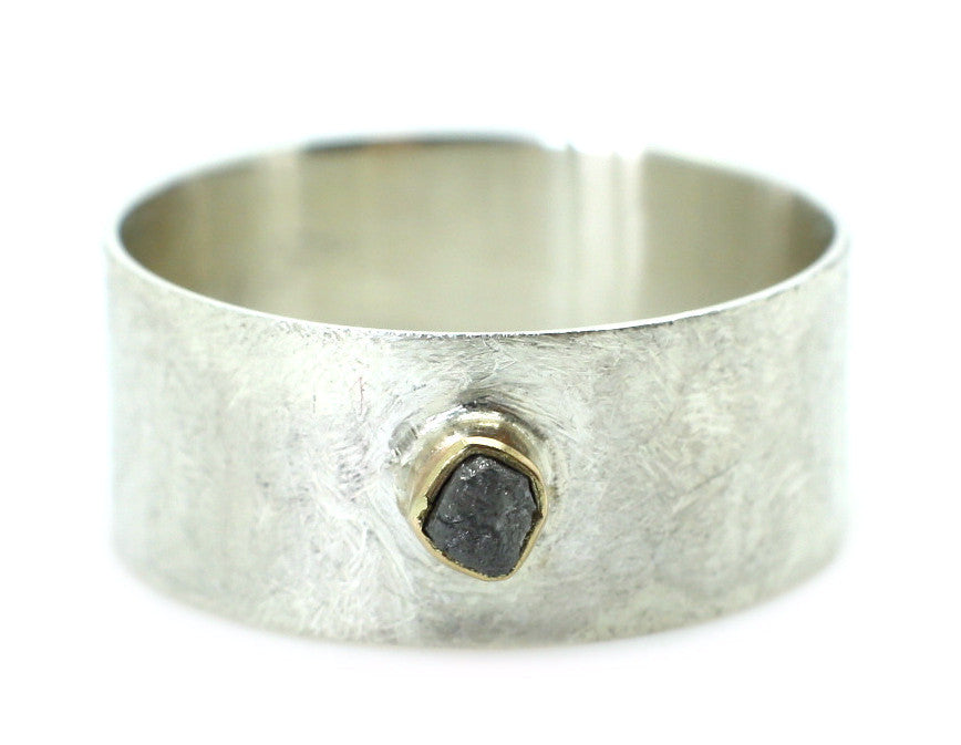 Handgemaakte en fairtrade zilveren ring met ruw diamantje in goud