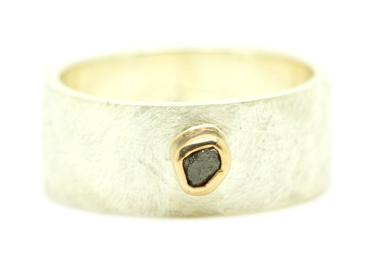 Handgemaakte en fairtrade brede zilveren ring met ruwe diamant in goud