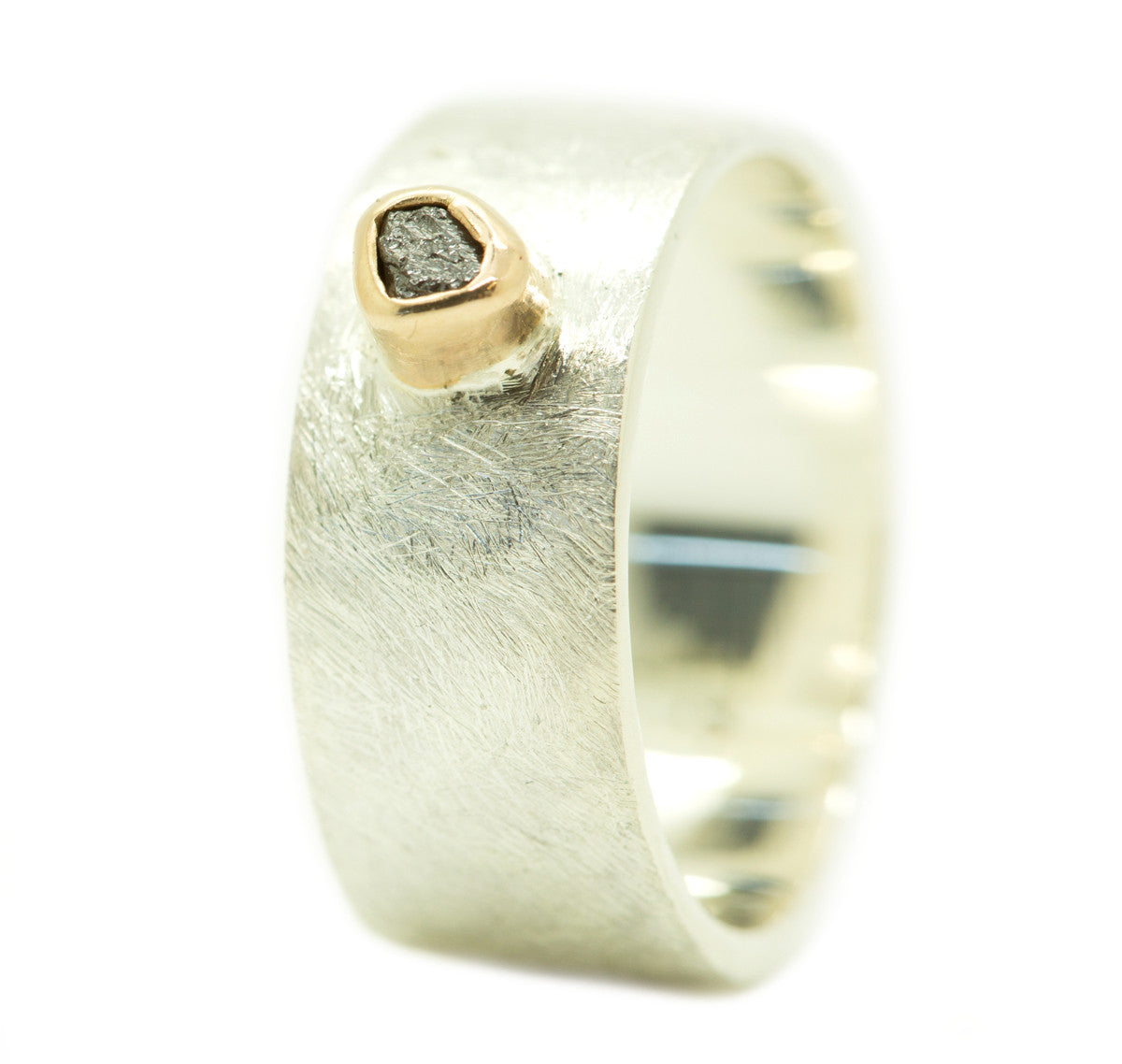 Handgemaakte en fairtrade brede zilveren ring met ruwe diamant in goud