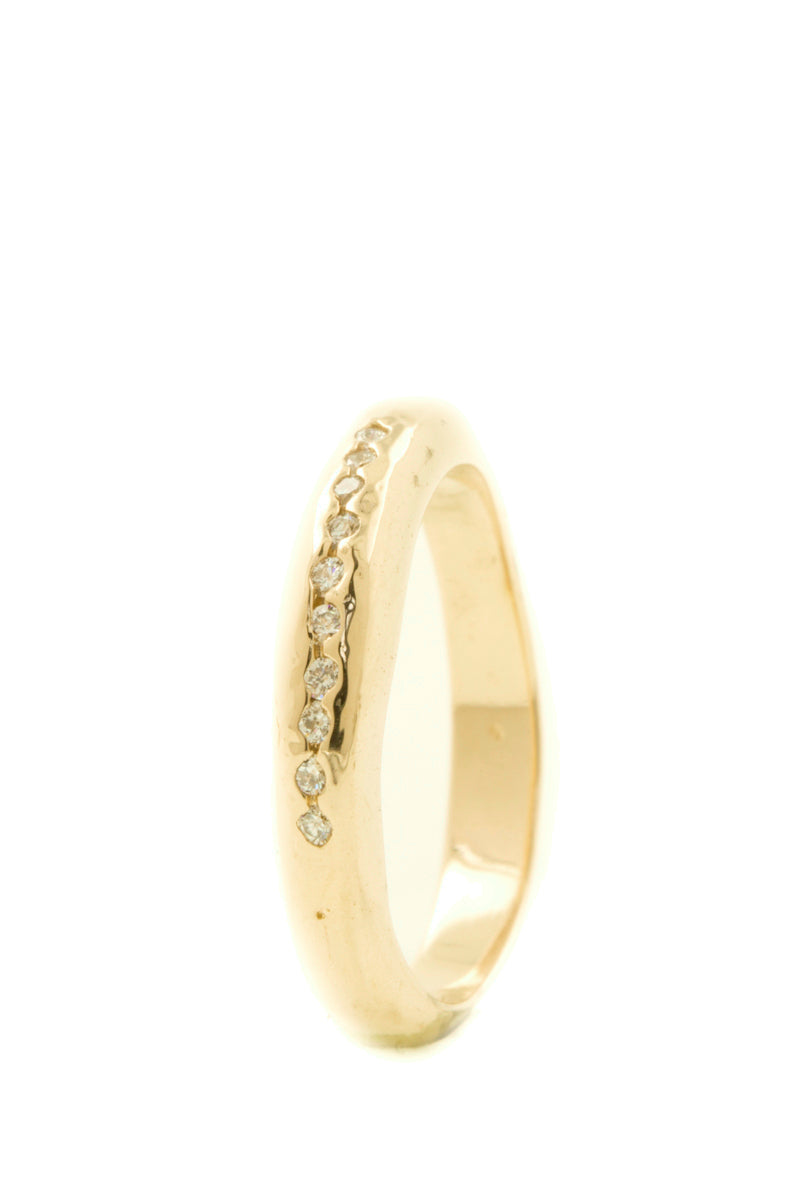 Handgemaakte en fairtrade brede chunky geelgouden ring met tien kleine fairtrade diamantjes