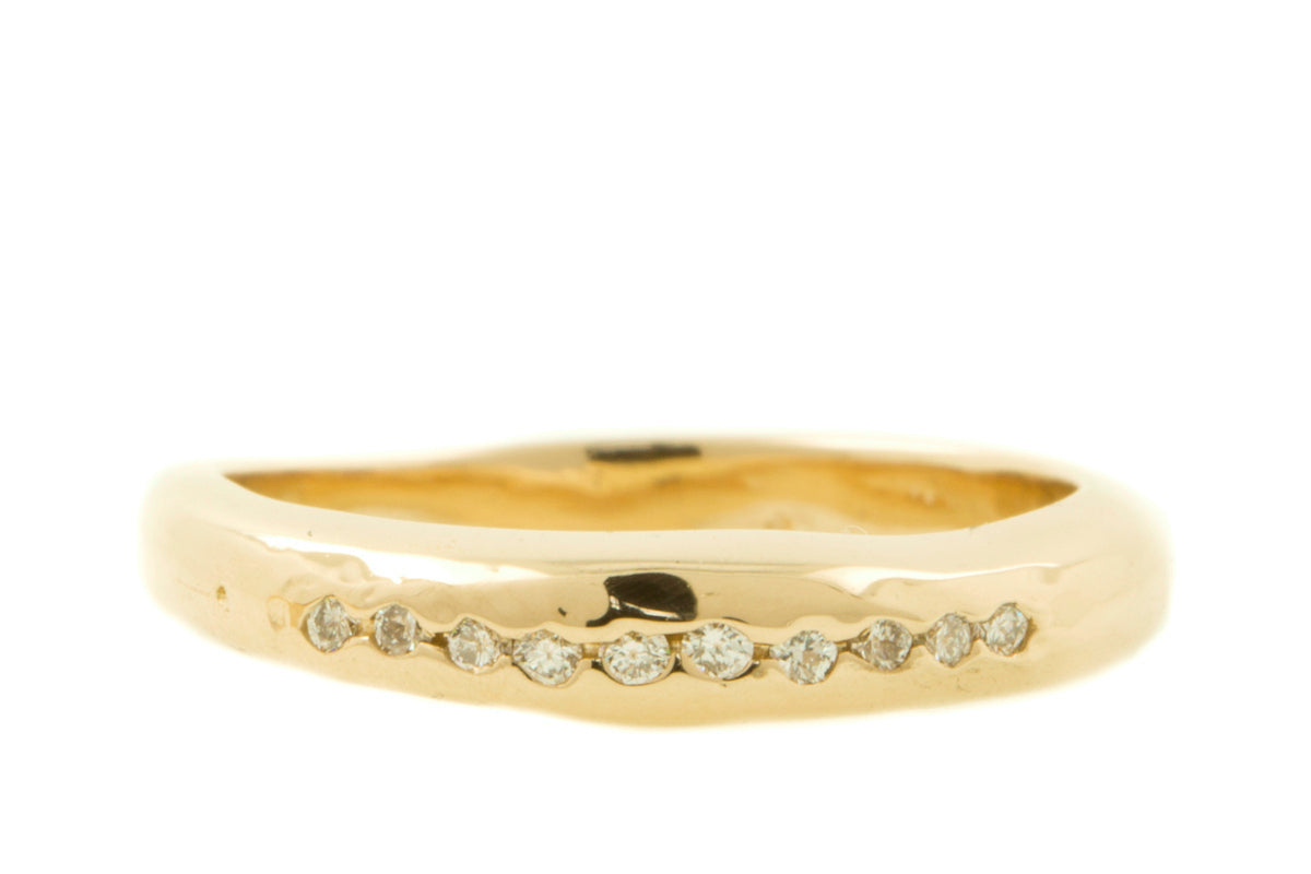 Handgemaakte en fairtrade brede chunky geelgouden ring met tien kleine fairtrade diamantjes