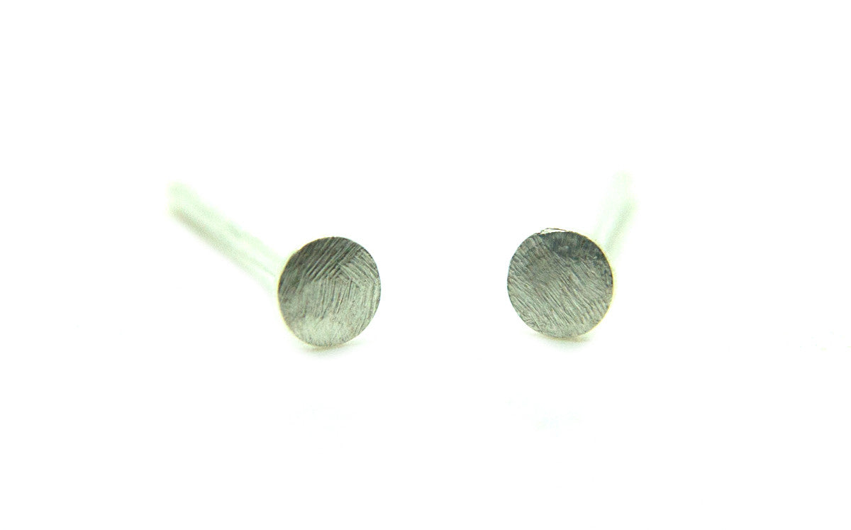 Minimalistische zilveren handgemaakte en fairtrade oorbellen in de vorm van cirkels