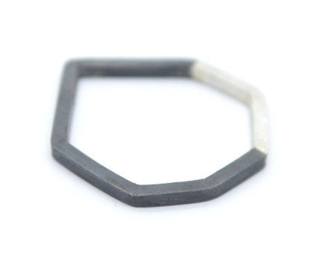 Handgemaakte en fairtrade geometrische geoxideerde zilveren ring