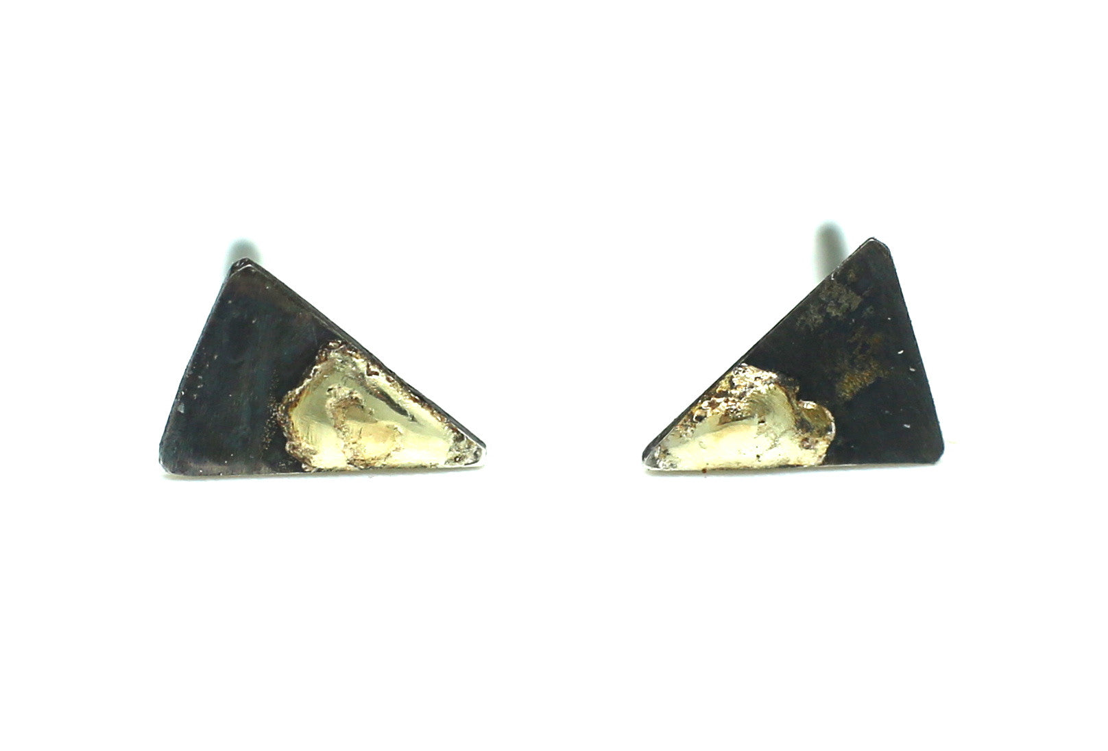 Handgemaakte en zilveren driehoek geoxideerde oorbellen met goud