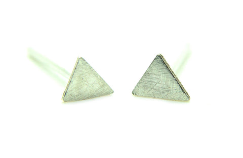 Minimalistische zilveren handgemaakte en fairtrade oorbellen in de vorm van driehoekjes