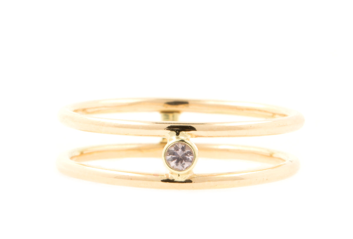 Handgemaakte en fairtrade fijne geelgouden dubbele ring met fairtrade roze saffier