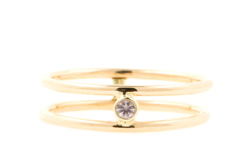 Handgemaakte en fairtrade fijne geelgouden dubbele ring met fairtrade roze saffier