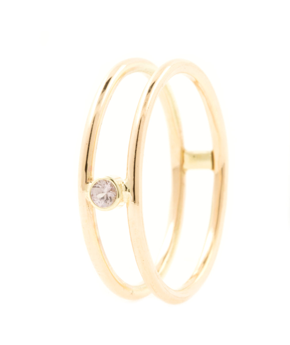 Handgemaakte en fairtrade fijne geelgouden dubbele ring met fairtrade roze saffier