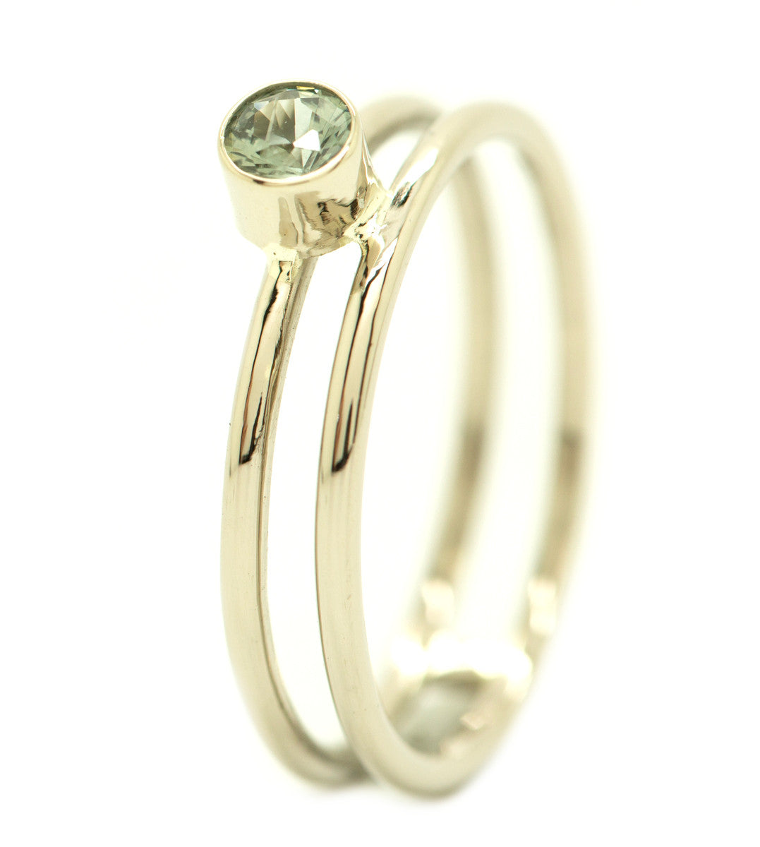 Handgemaakte en fairtrade fijne witgouden ring met fairtrade saffier