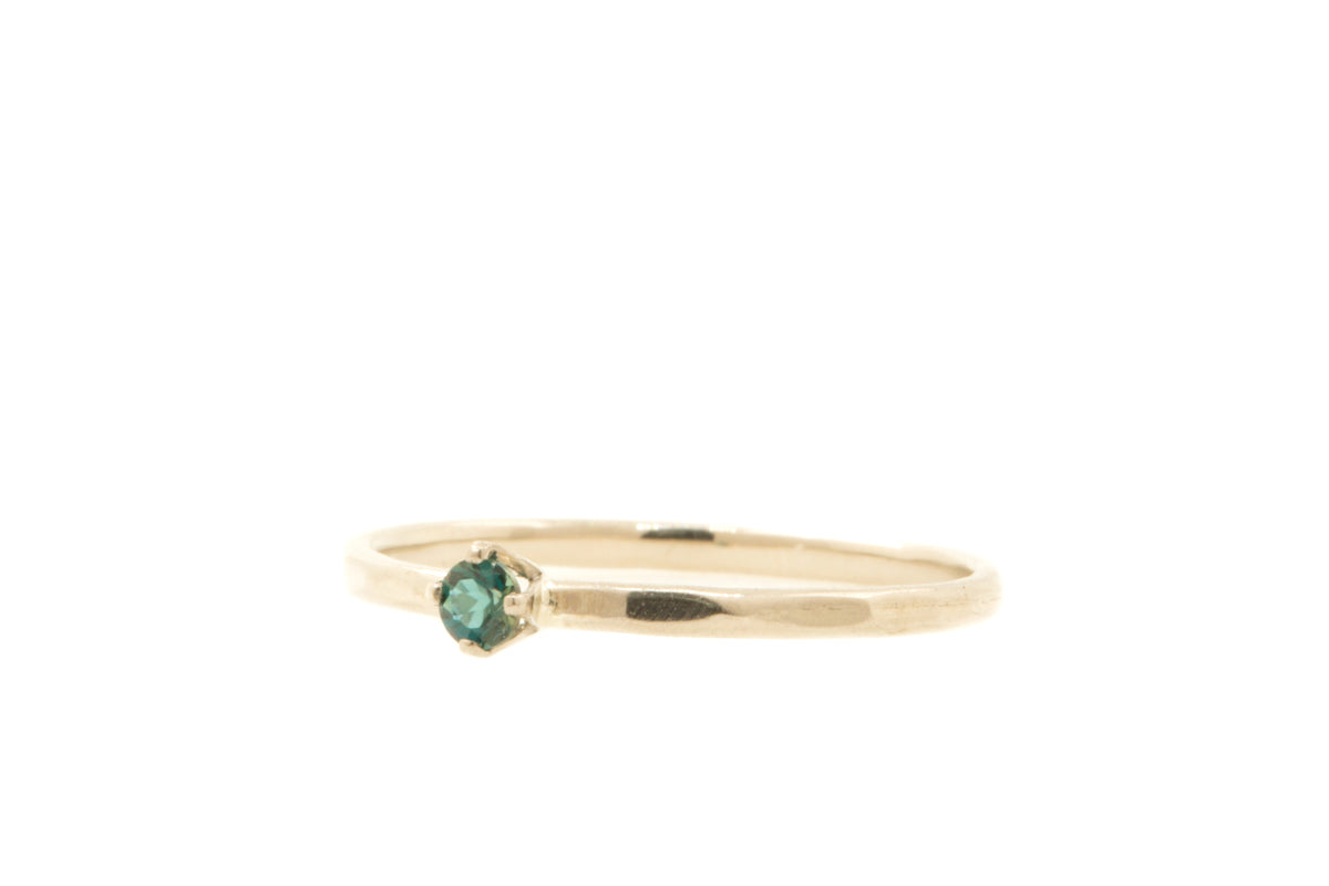 Handgemaakte en fairtrade witgouden ring met blauwe lazuliet