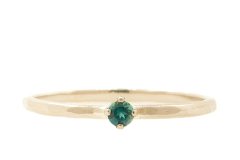 Handgemaakte en fairtrade witgouden ring met blauwe lazuliet