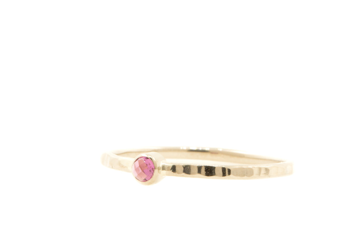 Handgemaakte en fairtrade fijne gehamerde gouden ring met roze granaat