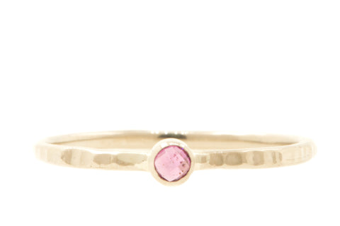 Handgemaakte en fairtrade fijne gehamerde gouden ring met roze granaat