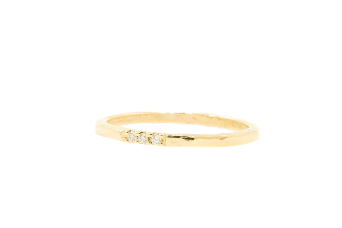 Handgemaakte en fairtrade fijne gehamerde gouden ring met drie kleine fairtrade diamantjes