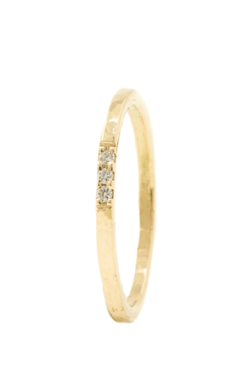 Handgemaakte en fairtrade fijne gehamerde gouden ring met drie kleine fairtrade diamantjes