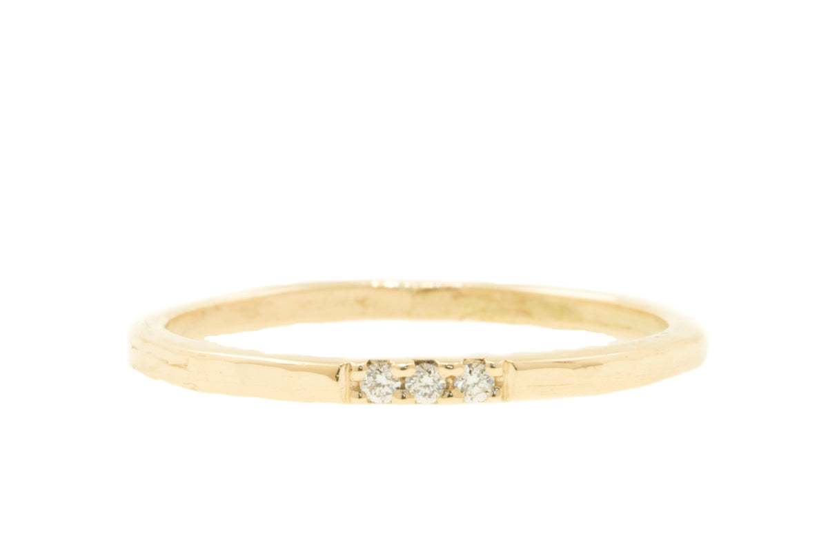 Handgemaakte en fairtrade fijne gehamerde gouden ring met drie kleine fairtrade diamantjes