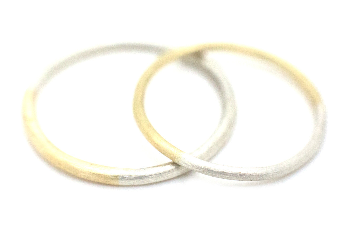 Handgemaakte en fairtrade fijne minimalistische gouden en zilveren trouwringen