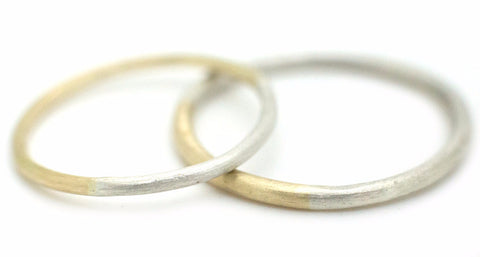 Handgemaakte en fairtrade fijne minimalistische gouden en zilveren trouwringen