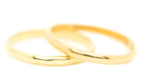 Handgemaakte en fairtrade fijne minimalistische gouden en trouwringen