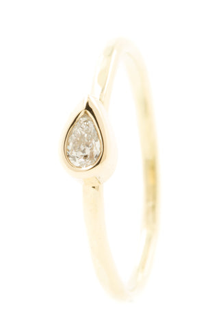 Handgemaakte en fairtrade fijne gehamerde geelgouden ring met peervormige diamant
