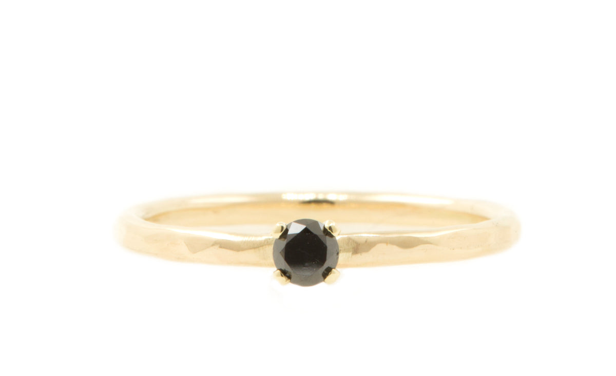 Handgemaakte en fairtrade fijne gehamerde gouden ring met zwarte diamant in chaton