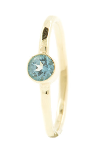 Handgemaakte en fairtrade fijne gehamerde gouden ring met topaas