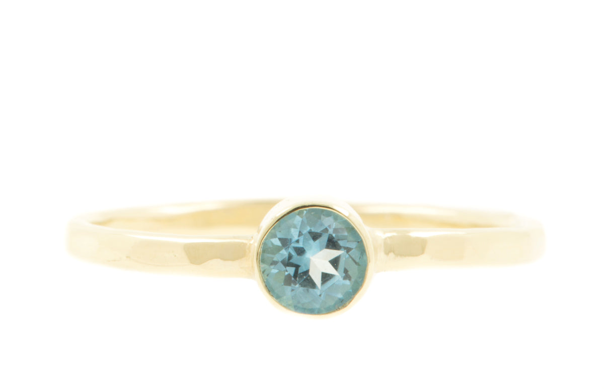Handgemaakte en fairtrade fijne gehamerde gouden ring met topaas