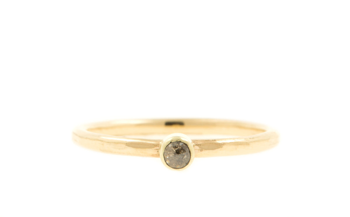 Handgemaakte en fairtrade fijne gehamerde geelgouden ring met diamant