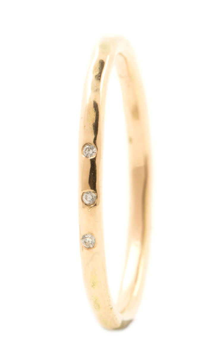 Handgemaakte en fairtrade fijne gehamerde gouden ring met drie kleine fairtrade diamantjes