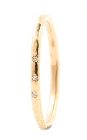 Handgemaakte en fairtrade fijne gehamerde gouden ring met drie kleine fairtrade diamantjes