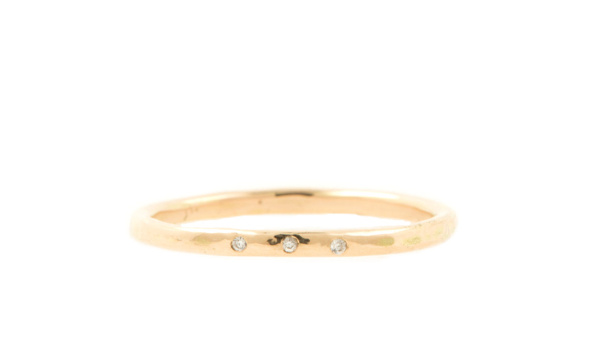 Handgemaakte en fairtrade fijne gehamerde gouden ring met drie kleine fairtrade diamantjes