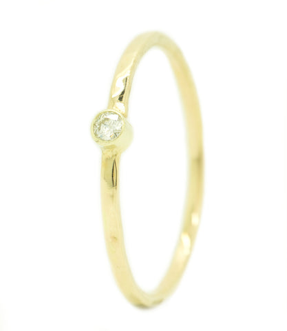 Handgemaakte en fairtrade fijne gehamerde geelgouden ring met diamant
