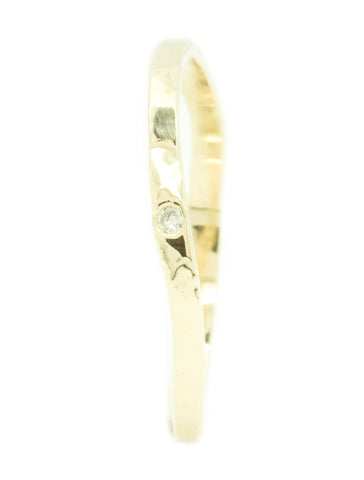 Handgemaakte en fairtrade fijne gehamerde organische gouden ring met diamantje