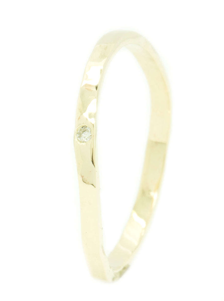 Handgemaakte en fairtrade fijne gehamerde organische gouden ring met diamantje