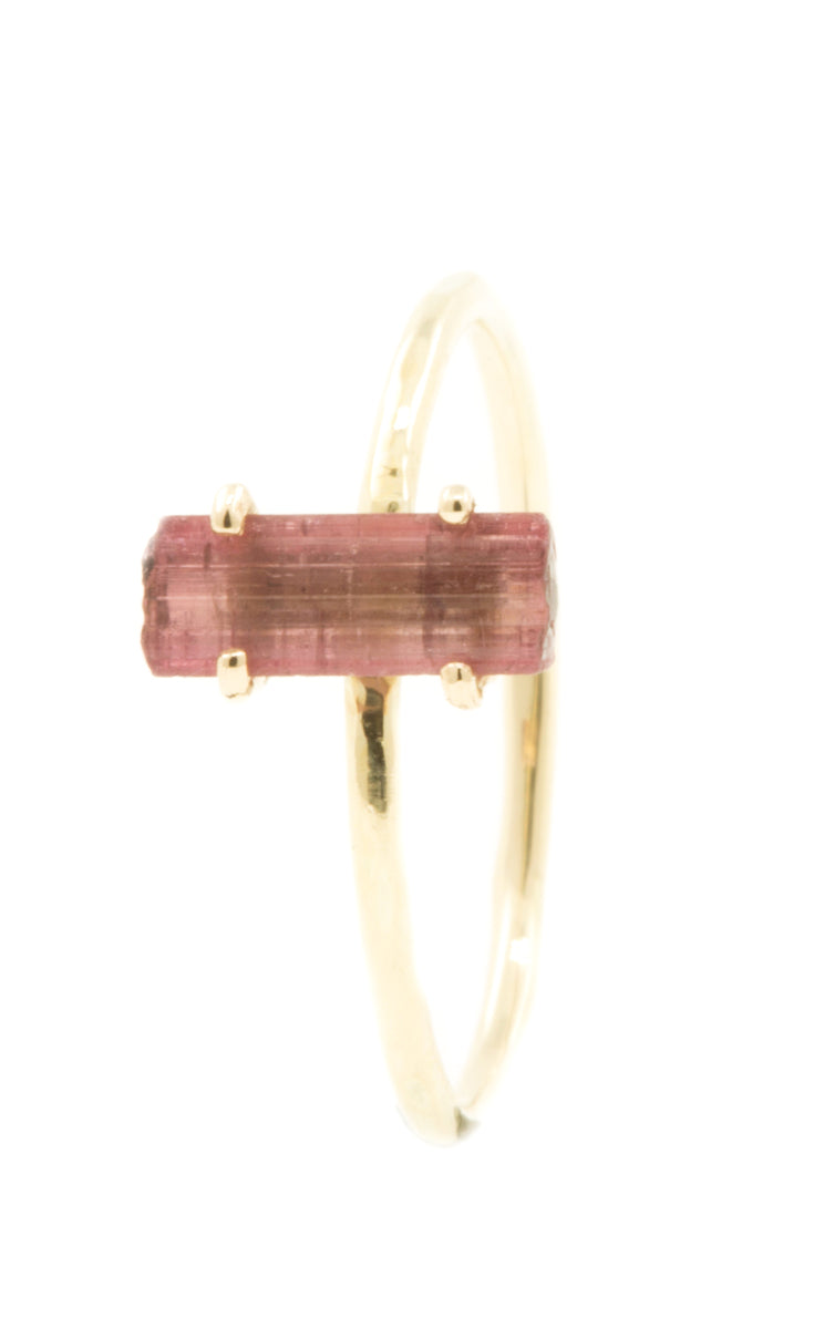 Handgemaakte en fairtrade fijne gehamerde gouden ring met ruwe roze toermalijn