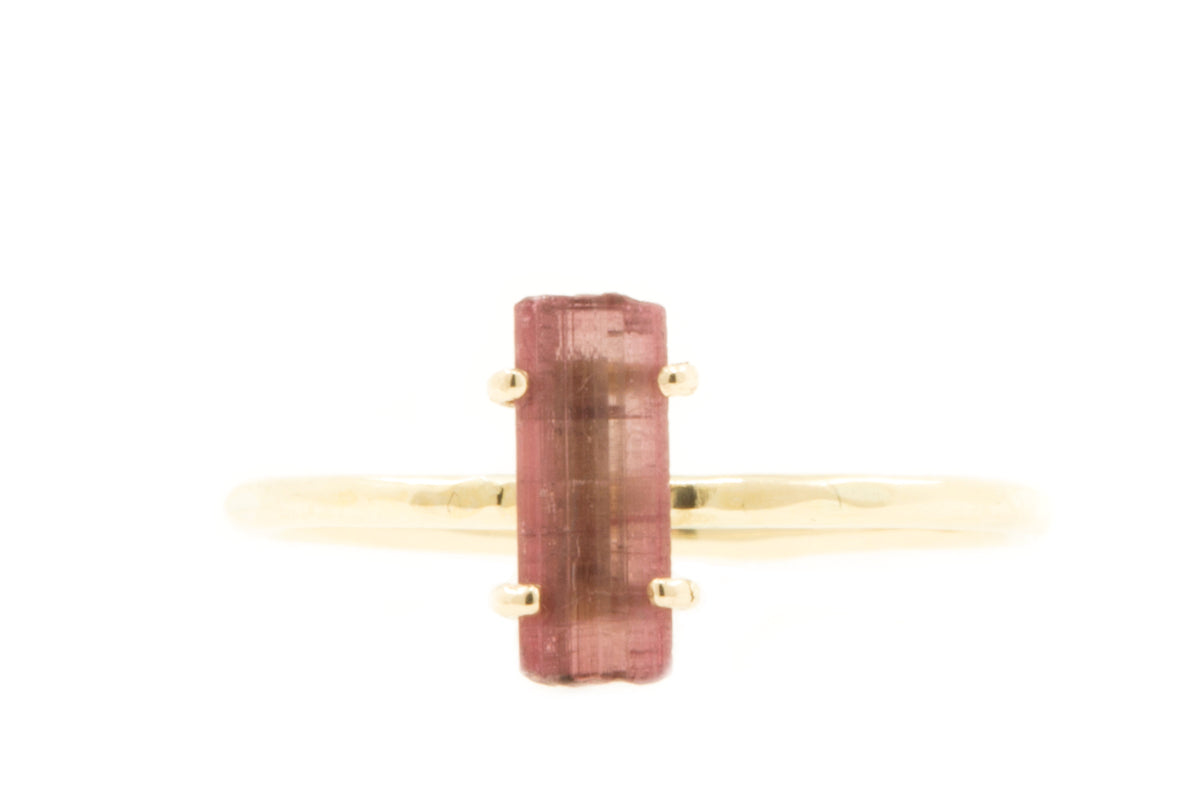 Handgemaakte en fairtrade fijne gehamerde gouden ring met ruwe roze toermalijn