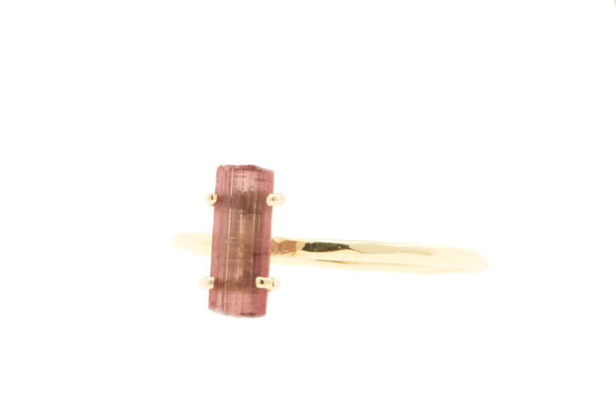 Handgemaakte en fairtrade fijne gehamerde gouden ring met ruwe roze toermalijn