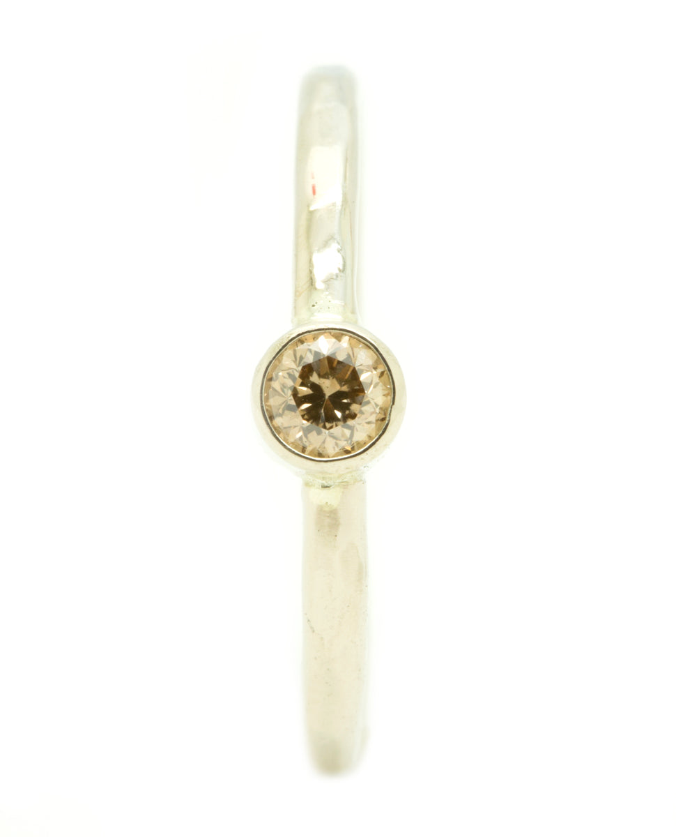Handgemaakte en fairtrade fijne gehamerde witgouden ring met champagne diamant