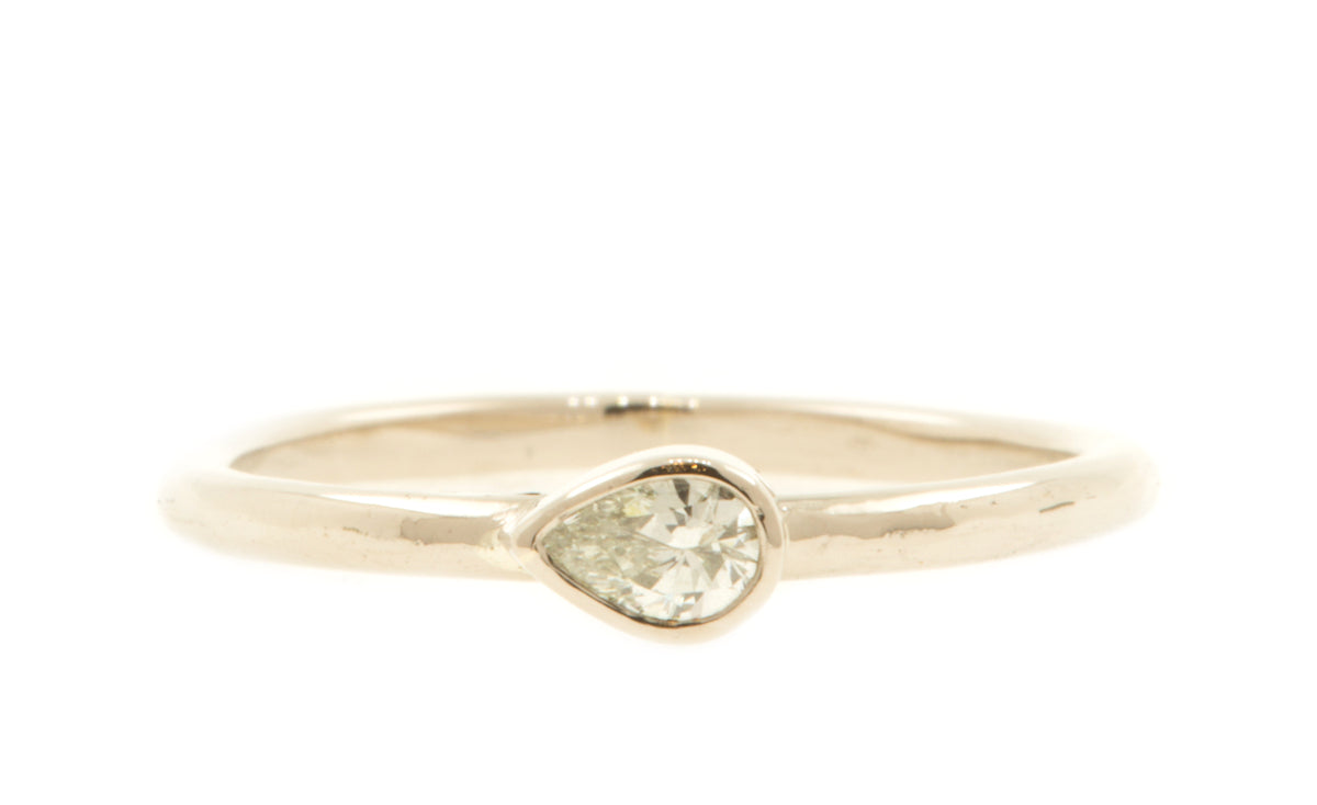 Handgemaakte en fairtrade fijne gehamerde witgouden ring met peervormige diamant