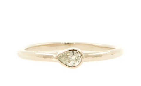 Handgemaakte en fairtrade fijne gehamerde witgouden ring met peervormige diamant