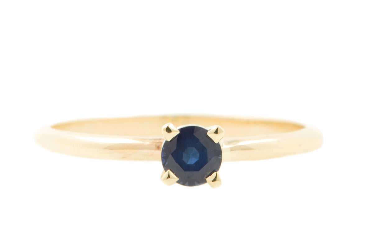 Handgemaakte en fairtrade fijne geelgouden ring met donkerblauwe fairtrade saffier