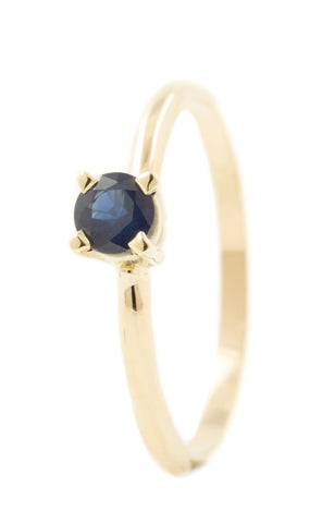 Handgemaakte en fairtrade fijne geelgouden ring met donkerblauwe fairtrade saffier