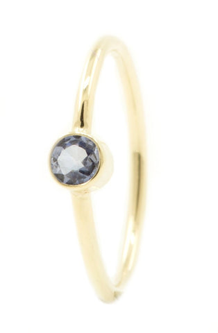 Handgemaakte en fairtrade fijne gouden ring met blauwe saffier