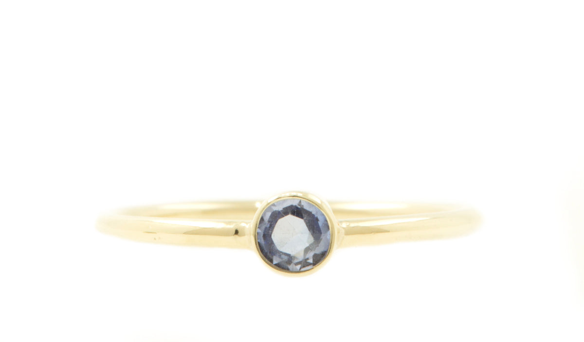 Handgemaakte en fairtrade fijne gouden ring met blauwe saffier