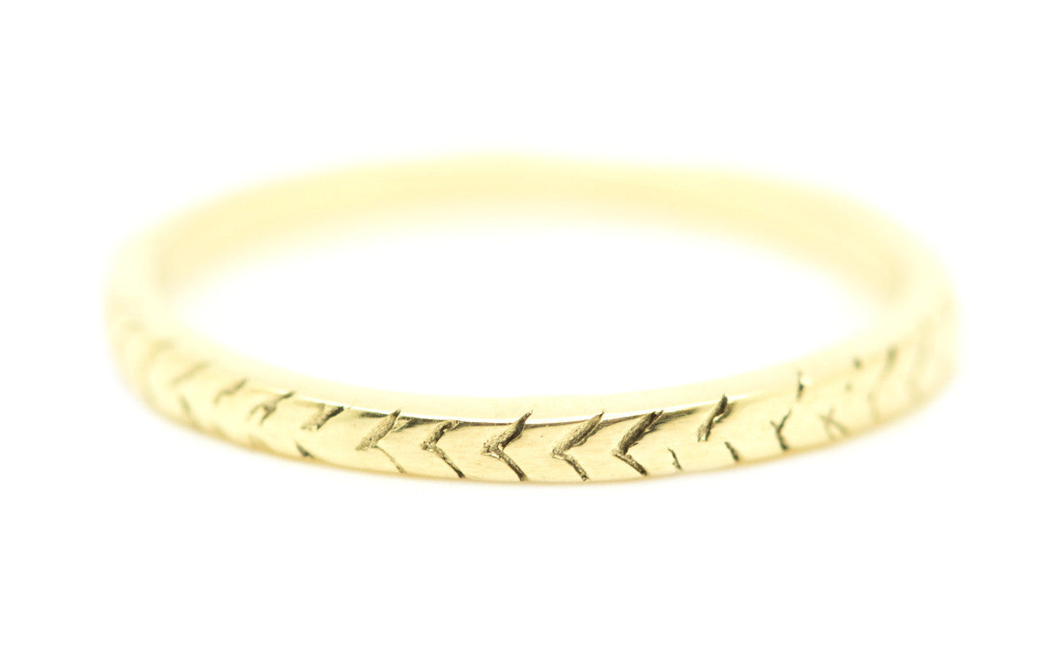 Handgemaakte en fairtrade fijne gouden ring met streepjes patroon