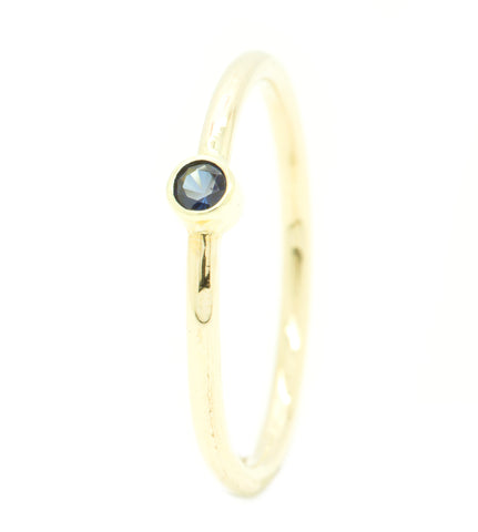 Handgemaakte en fairtrade gouden ring met blauwe saffier