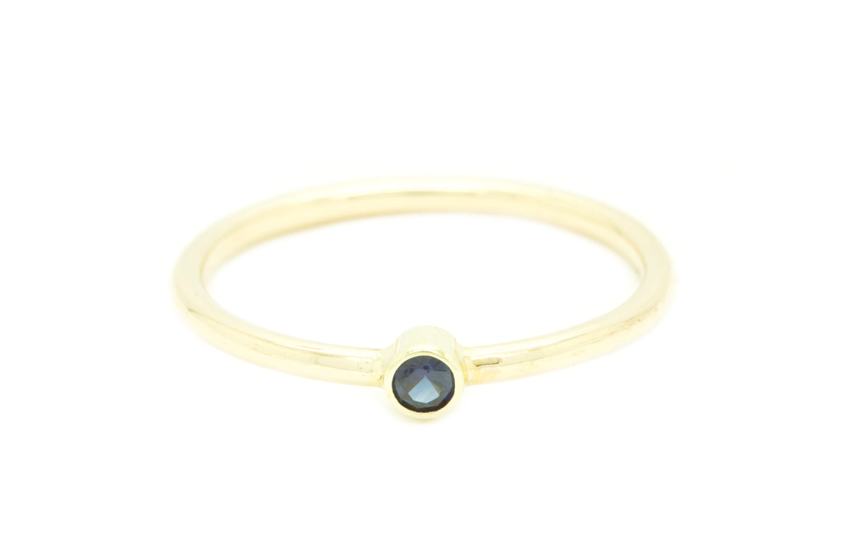 Handgemaakte en fairtrade gouden ring met blauwe saffier