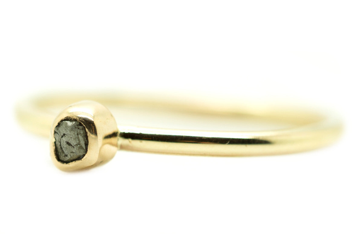 Handgemaakte en fairtrade fijne gouden ring met ruw diamantje