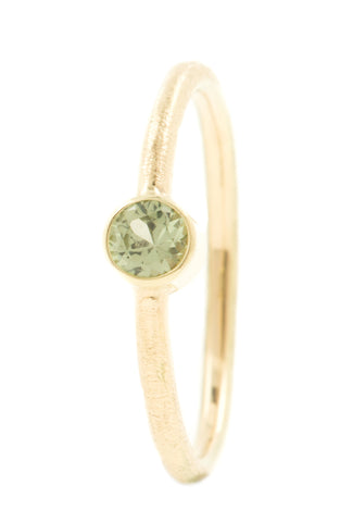 Handgemaakte en fairtrade fijne ruwe geelgouden ring met groenblauwe saffier